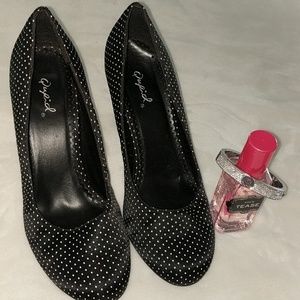 Qupid polka dot heels size 8 EUC